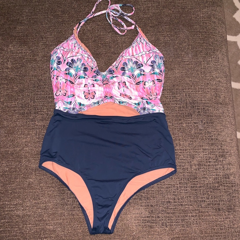 Women’s One Piece Bathing Suit (Medium)